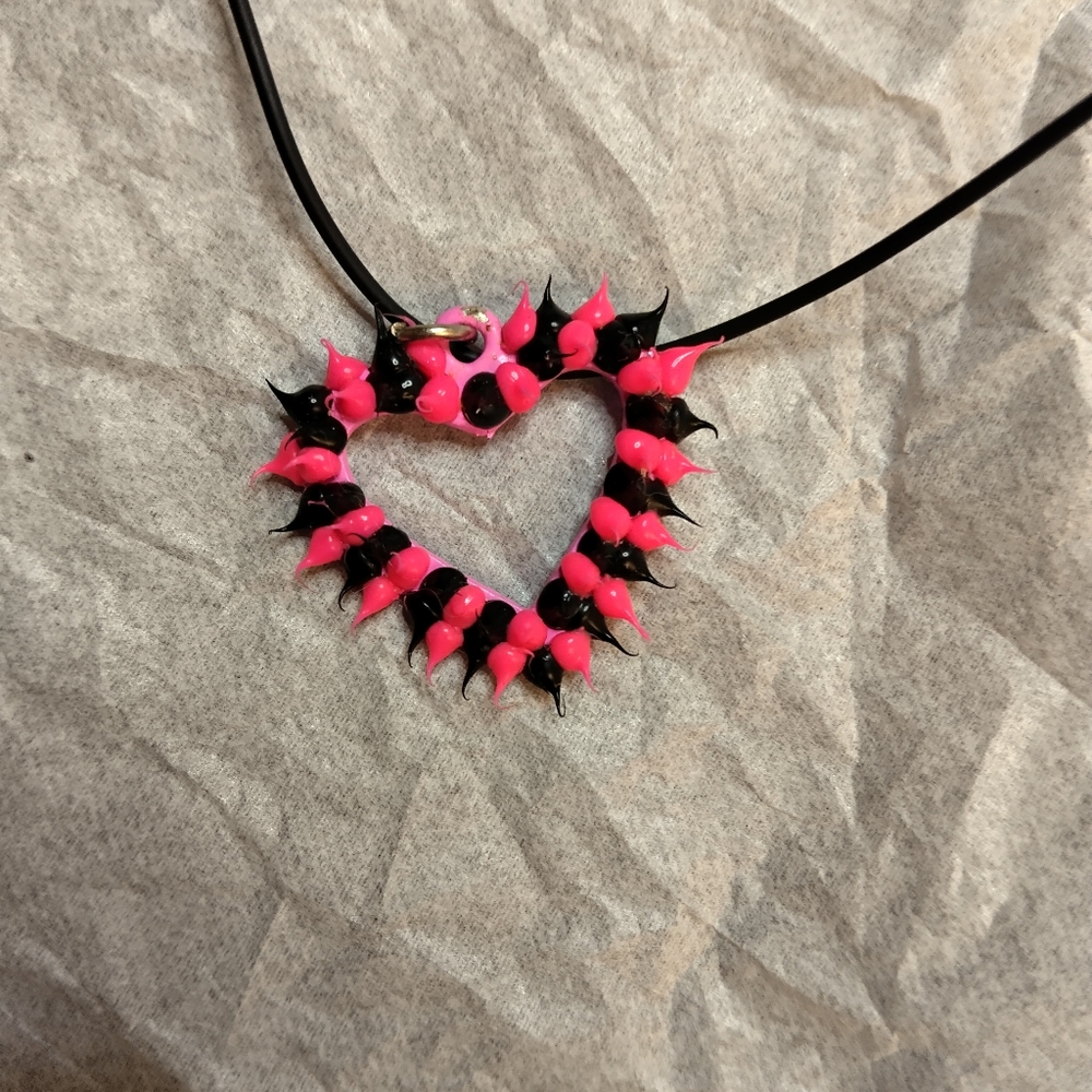 NEW UV Blacklight PINK BLACK Spikey HEART necklace from Claire's Y2K - Picture 3 of 10